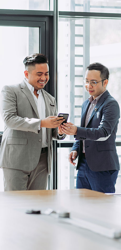 men look at the smartphone